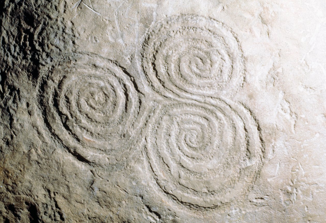 Detalhe das gravuras rupestres curvilíneas em Newgrange Stone Age Passage Tomb (Lista do Património Mundial da Unesco de Georg Carl Heinrich Dollmann