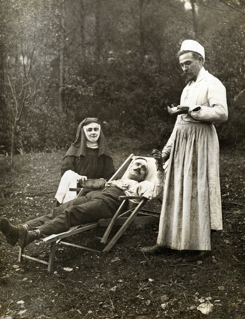 Médico medindo o pulso de um homem ferido, assistido por uma enfermeira freira, por volta de 1900 (foto p/b) de . .