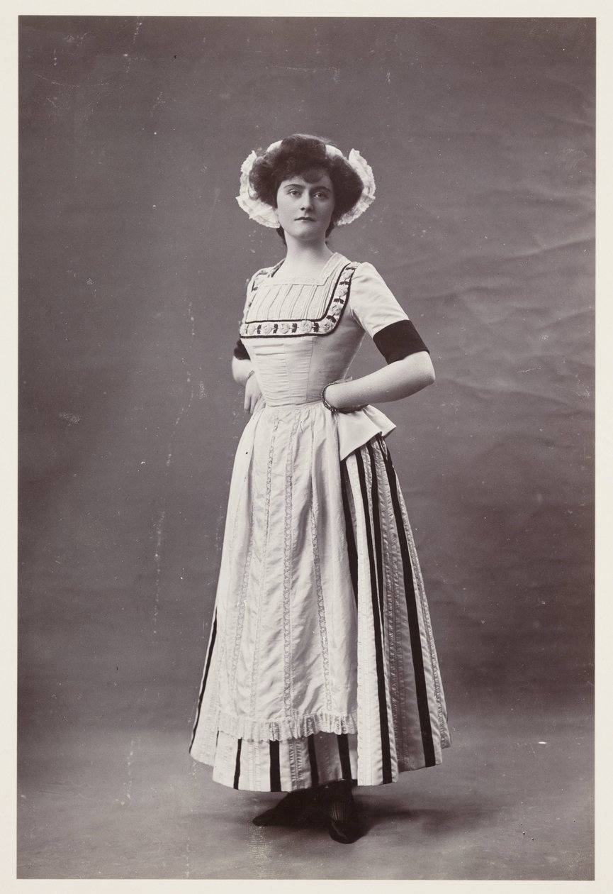 Retrato eduardiano, mulher em vestido do século XVIII de John Pardon