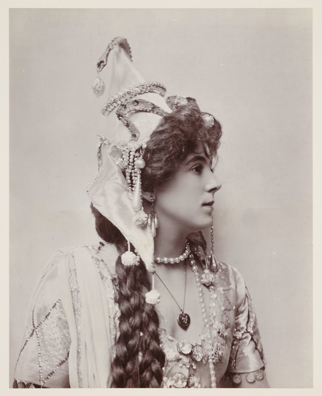 Retrato eduardiano, mulher em traje exótico de John Pardon