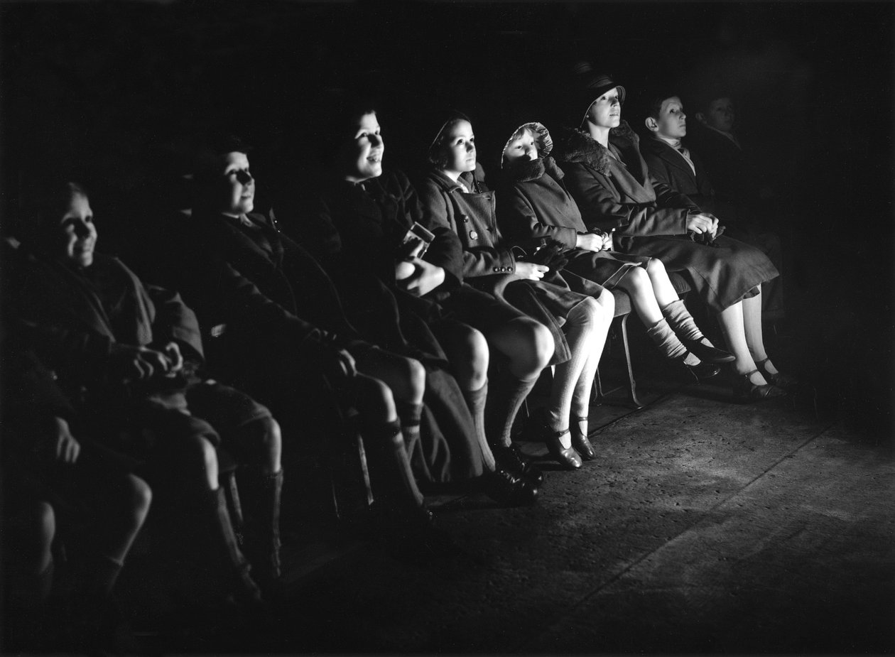 Crianças no cinema vendo um filme da Walt Disney de Ferdinand Georg Waldmuller