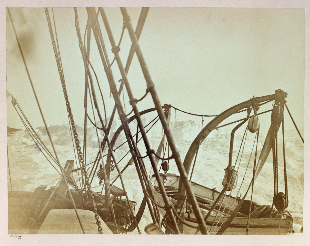 Expedition en Arctique (1875-1876) du capitaine George Nares (1831-1915) : Alerta pressionado em terra na baía do leme do turno de Frederick (attr. to) Barnard