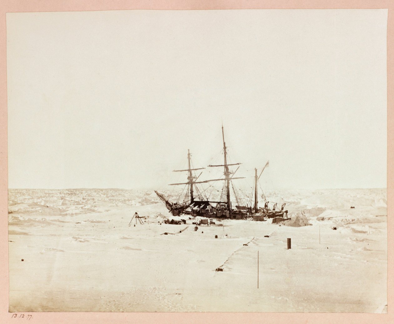 Expedição Ártica (1875-1876) pelo Capitão George Nares (1831-1915): Praia Floeberg, Alerta nos Bairros de Inverno de Frederick (attr. to) Barnard