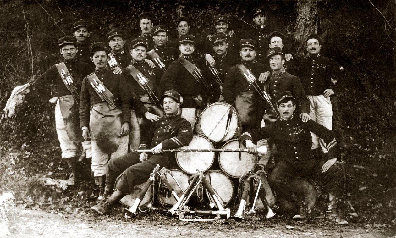 Fanfarra do 122º regimento de infantaria francês durante a Primeira Guerra Mundial de 14-18 (foto p/b) de . .