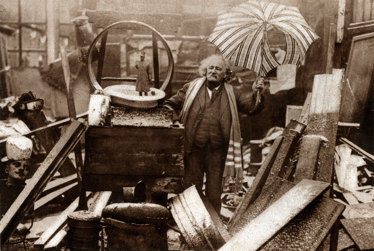 Pe. Fremin, filósofo e dono de uma pulga brocante em Montmartre. 1929 (impressão) de . .