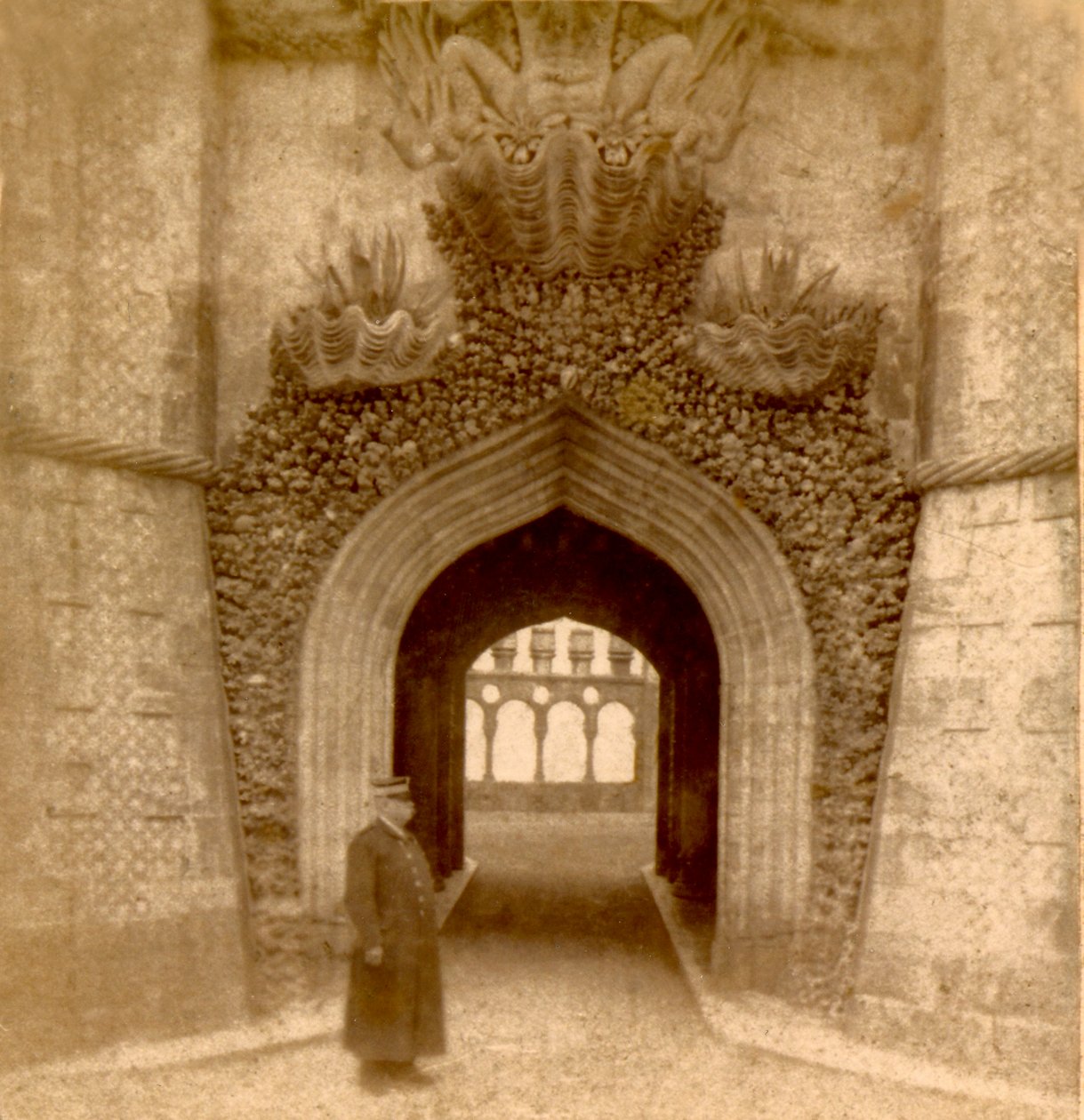 Guarda no exterior da entrada do Palácio da Pena, Sintra, Lisboa, Portugal c.1888 (foto) de Frederick (attr. to) Barnard