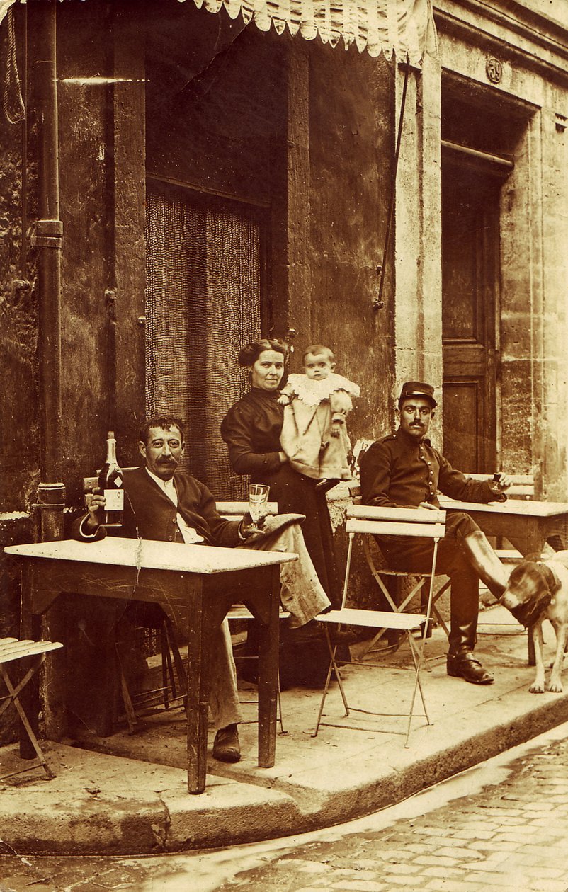 Homem segurando uma garrafa de absinto, por volta de 1900, no terraço de um café de Frederick (attr. to) Barnard