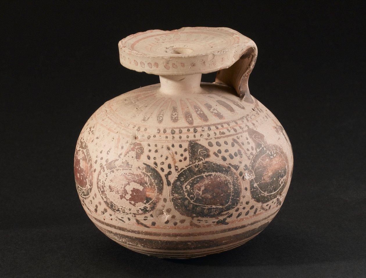 Vaso de cerâmica decorado de higiene, Coríntio, 575-550 a.C. de John Pardon