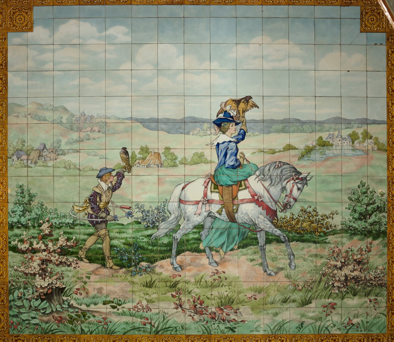 Vista interior, painel de azulejos, pintor Furcy Ernest Tondeur, executor Boch Frères La Louvière, segundo painel, cena de caça com um nobre e uma nobre com falcões de . .