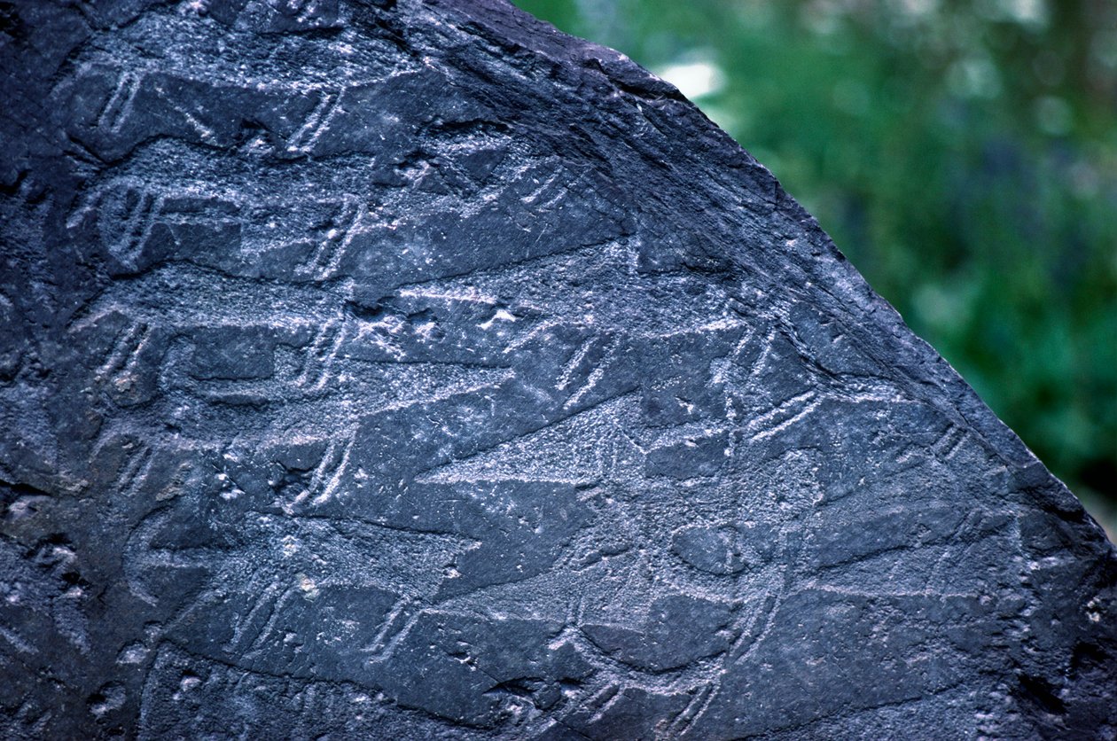 Itália, Região da Lombardia, Valcamonica, Close-up dos desenhos rupestres no Parque Nacional Naquane de Isabel Redie