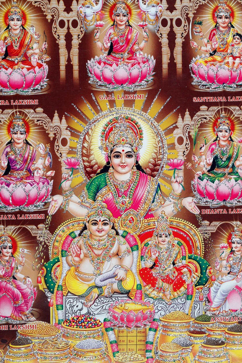 Lakshmi, a esposa de Vishnu, é a deusa da prosperidade, boa sorte e beleza. de . .