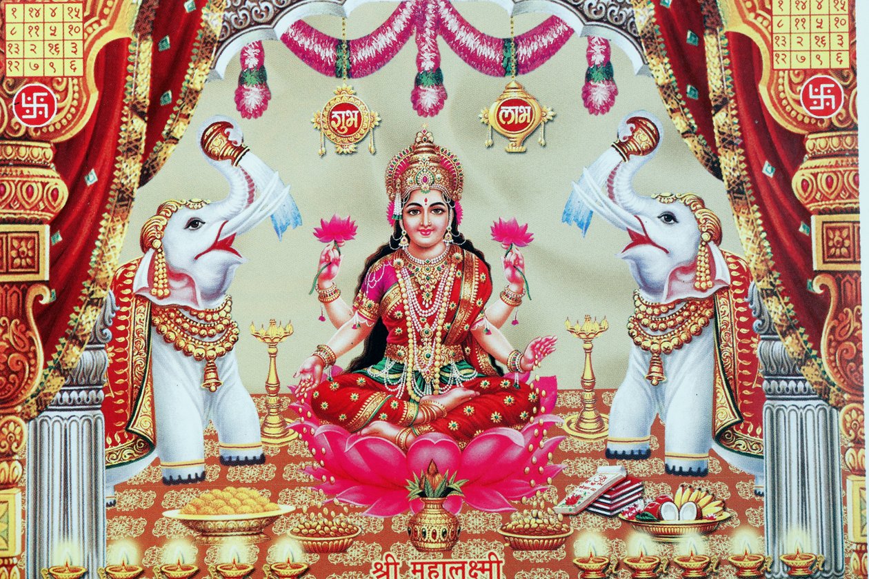 Lakshmi, a esposa de Vishnu, é a deusa da prosperidade, boa sorte e beleza. de . .