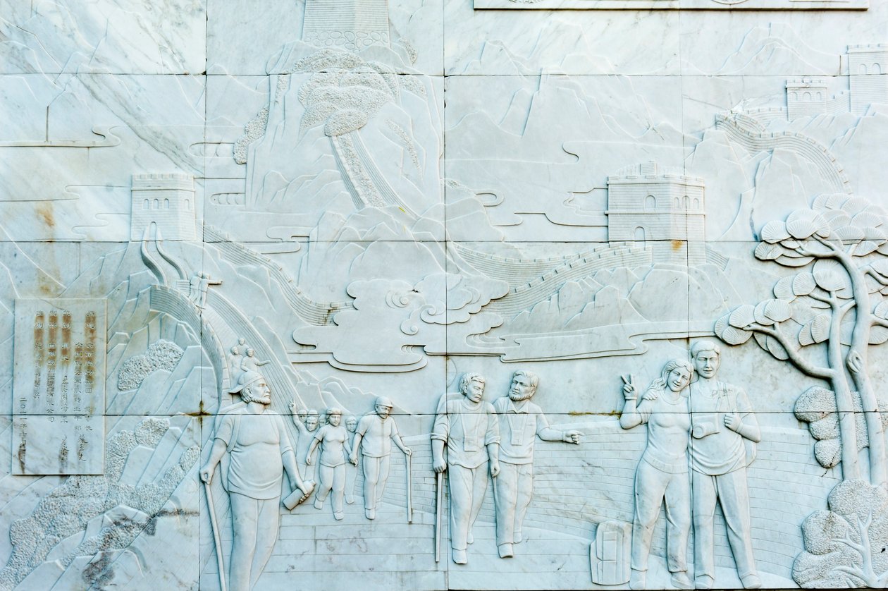 Relevo em mármore representando pessoas; Grande Muralha; secção de Jinshanling; República Popular da China de Frederick (attr. to) Barnard
