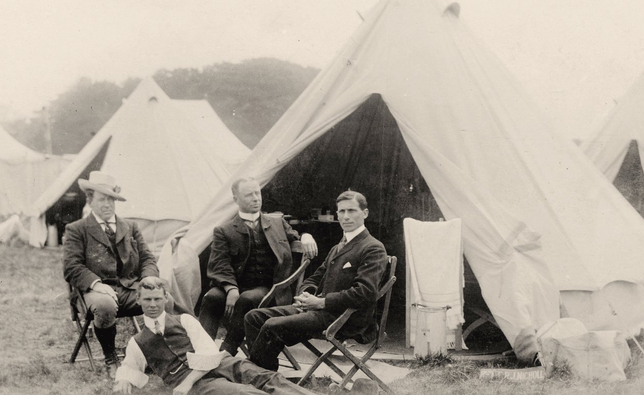 Homens relaxando fora de sua barraca c.1908 (foto) de . .