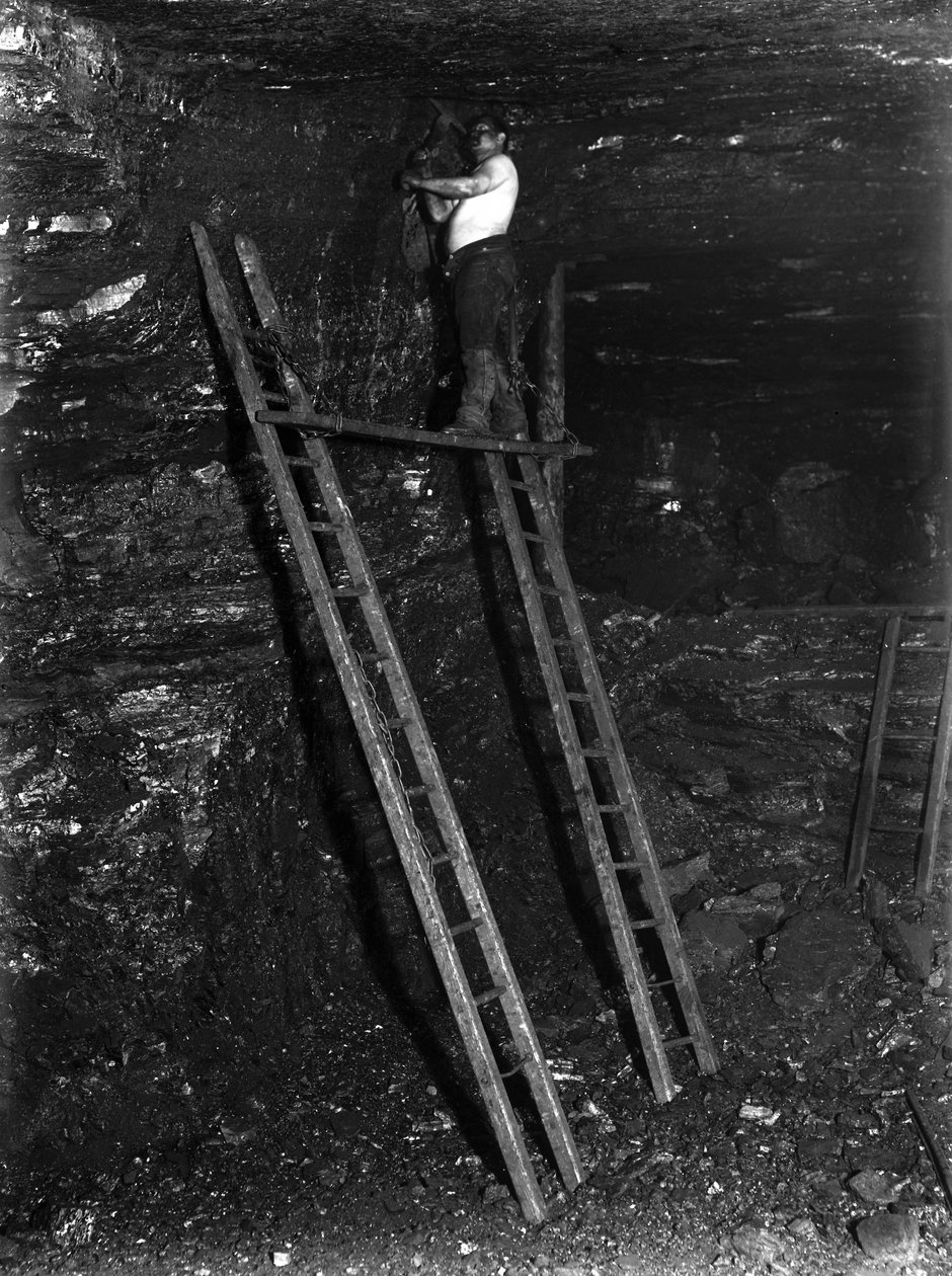 Mineração, Carvão Cortando as camadas superiores da famosa costura de dez jardas, Staffordshire, c 1890s de Frederick (attr. to) Barnard