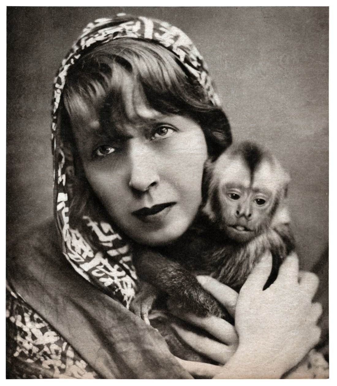 Mistinguett com um macaquinho de . .