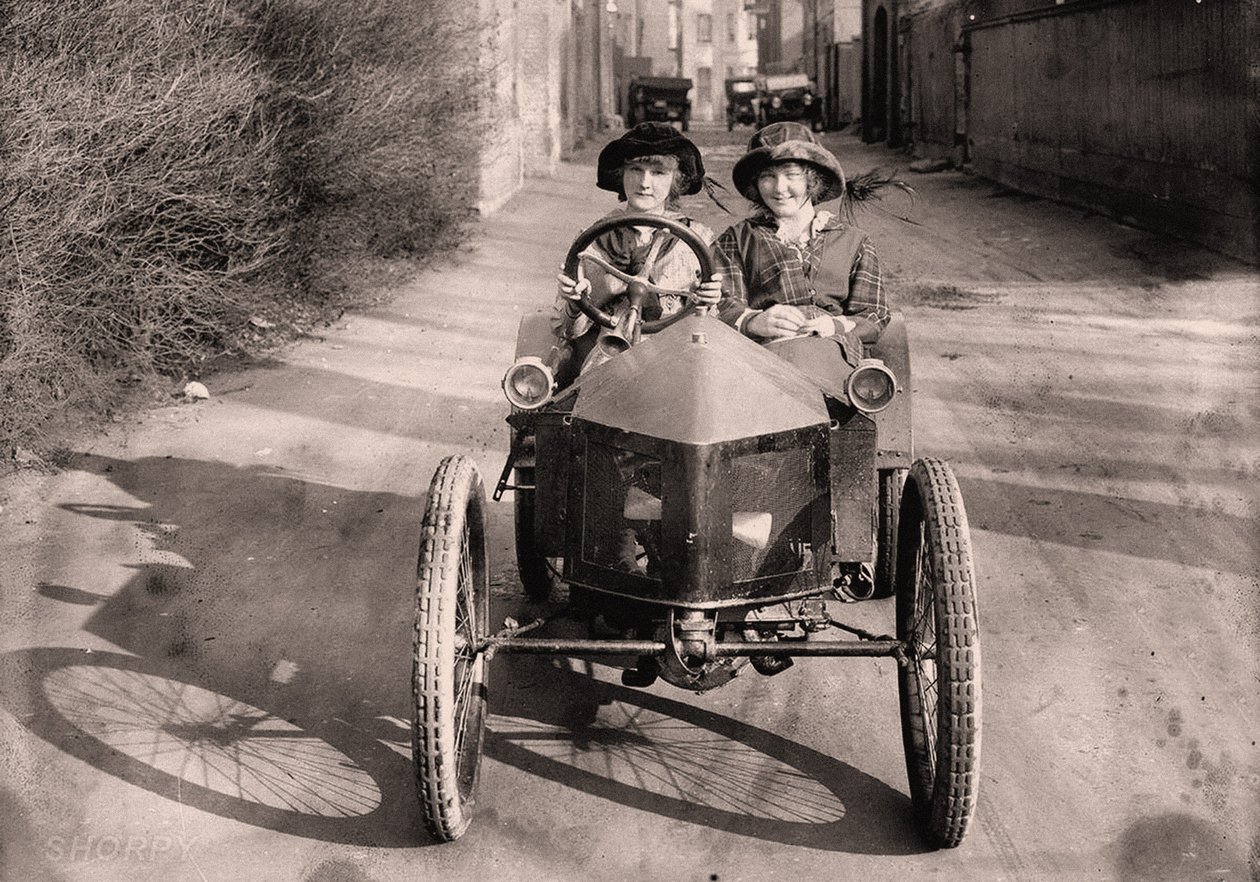 Fora para um passeio de carro, c. 1912 (foto) de Frederick (attr. to) Barnard