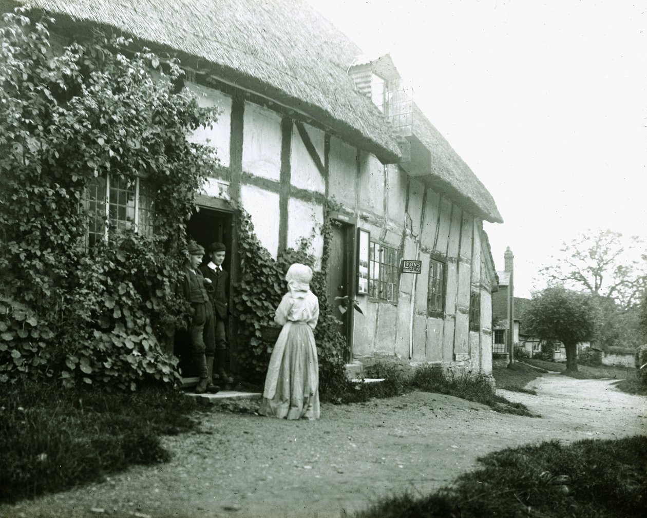 "Pessoas à porta de uma cabana de Frederick (attr. to) Barnard