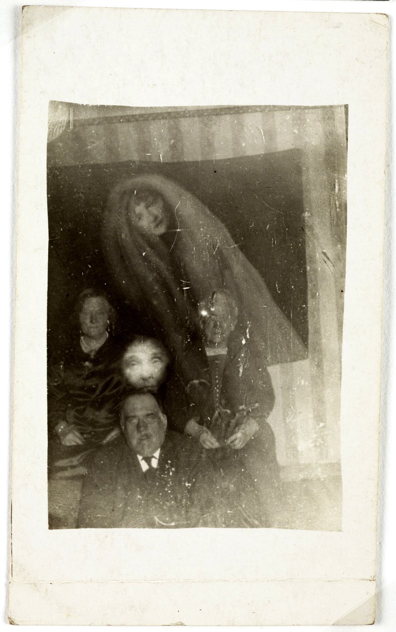 Fenômeno paranormal: retrato de três pessoas idosas, o espírito de uma mulher aparecendo atrás delas, ca. 1920 Fotografia de William Hope (1863-1933) de Frederick (attr. to) Barnard