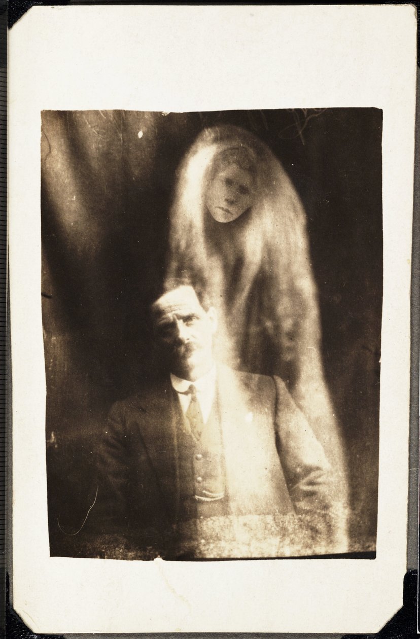 Fenômeno paranormal: retrato do homem e do espírito da mulher aparecendo atrás dele, por volta de 1920 Fotografia de William Hope (1863-1933) de Frederick (attr. to) Barnard