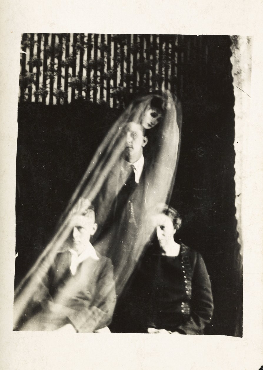 Fenômeno paranormal: retrato de uma mulher e dois homens, e o espírito de uma mulher aparecendo atrás deles, ca. 1920 Fotografia de William Hope (1863-1933) de Frederick (attr. to) Barnard