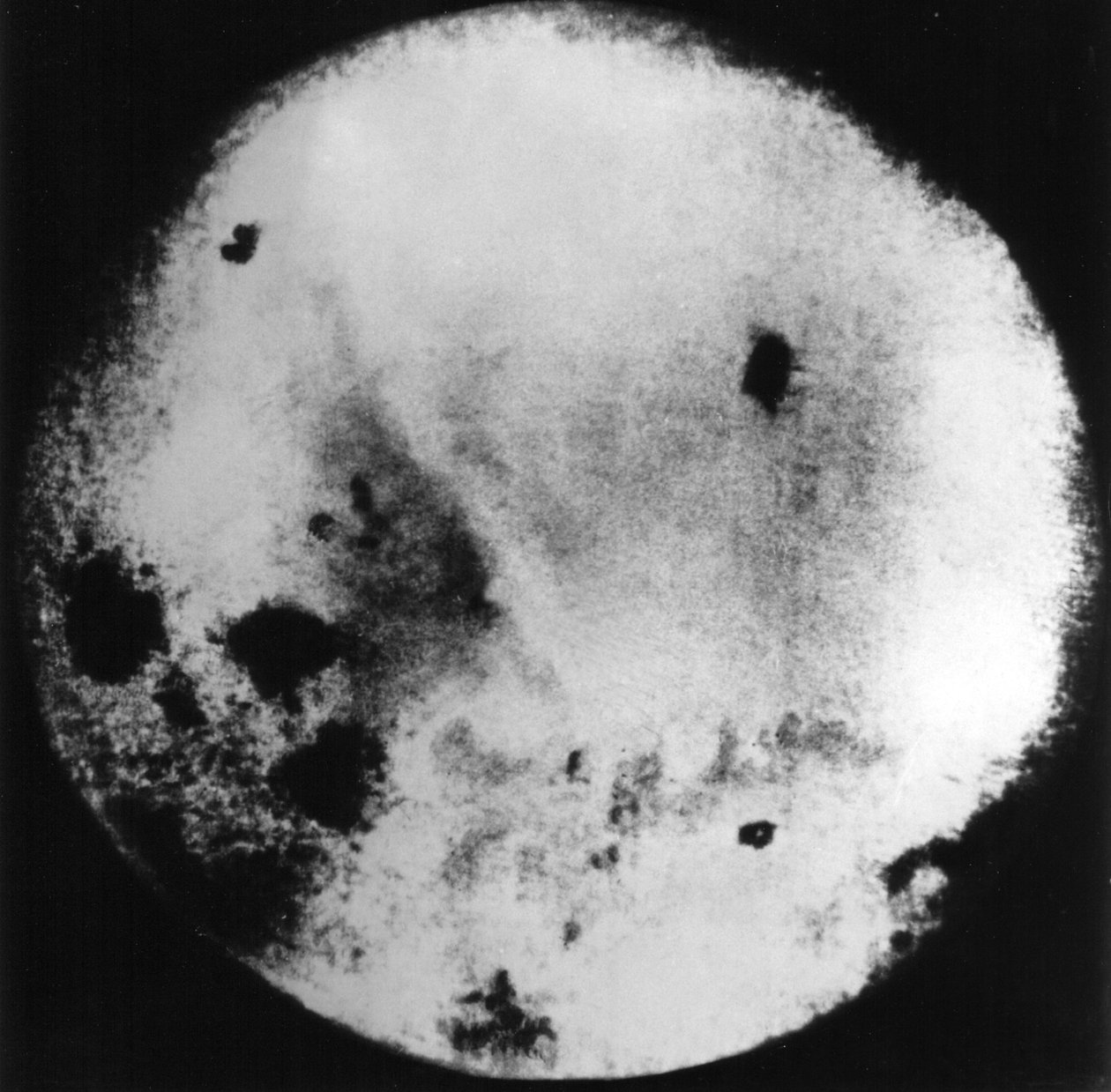 Fotografia do Lado Longe da Lua Tirada e Transmitida de Volta à Terra pela Sonda Lunar Soviética, Luna 3 de Frederick (attr. to) Barnard