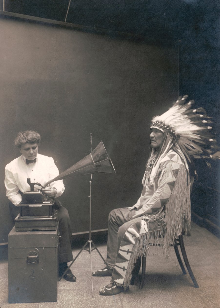 Piegan Indian, chefe da montanha, ouvindo uma gravação com a etnóloga Frances Densmore de . .