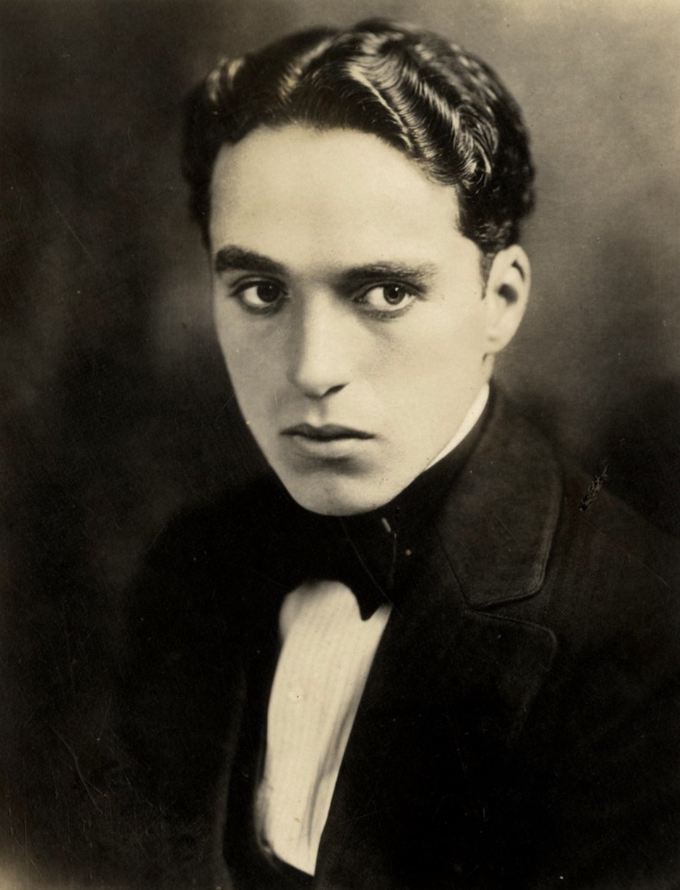 Retrato de Charlie Chaplin, c. 1918 (foto sépia) de Hippolyte Lalaise Devéria