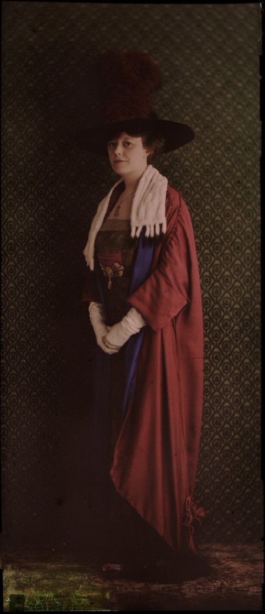 Retrato de uma mulher em trajes cerimoniais, c 1912 de Frederick (attr. to) Barnard