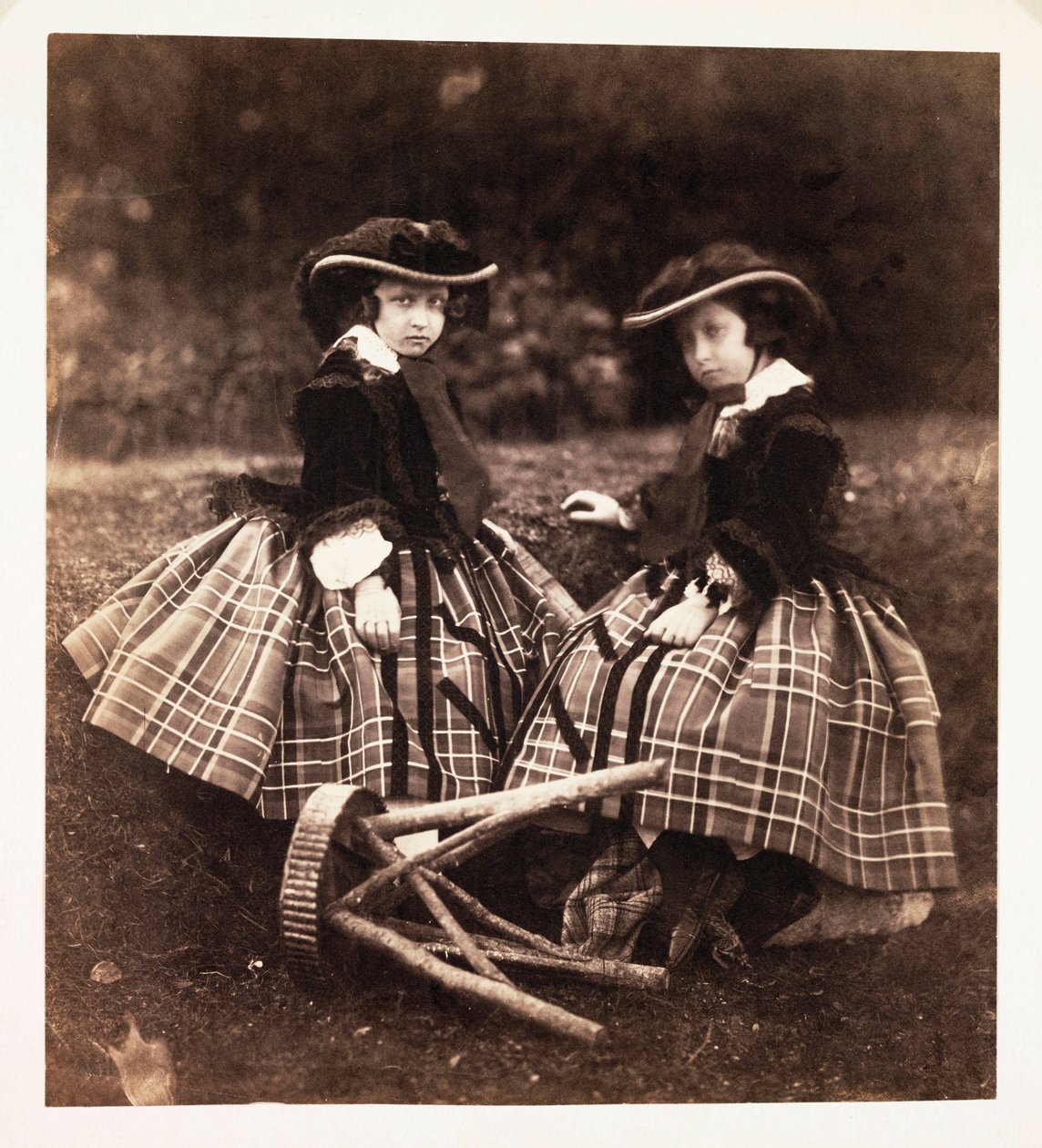 Princesa Helena e Princesa Louise de Frederick (attr. to) Barnard