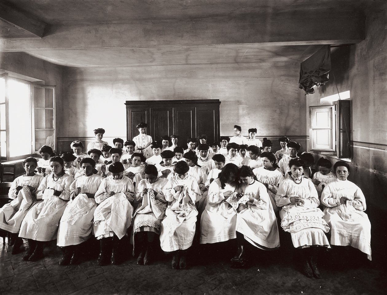 Escola profissional para mulheres, em Florença: uma aula de bordado de Henry Charles Fehr