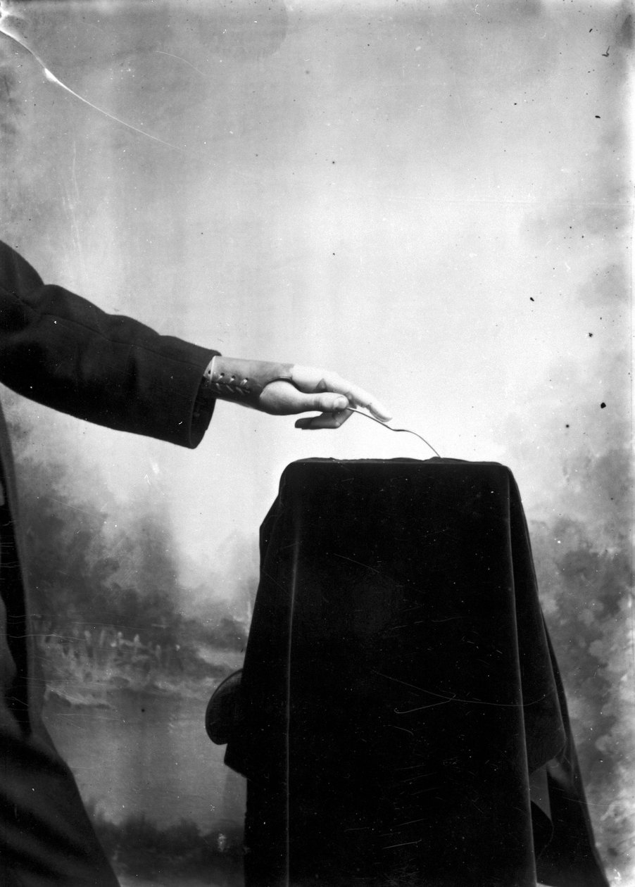 Próteses Homem usando uma mão protética de Frederick (attr. to) Barnard