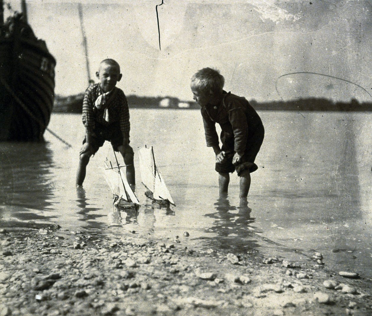 Cena de praia, retrato de dois rapazes, ca. 1900-1905 de Frederick (attr. to) Barnard