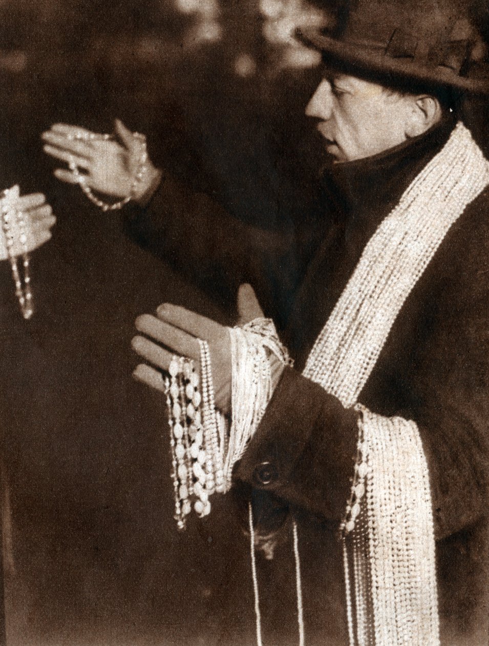 O vendedor tem um protetor de pérolas nas ruas de Nova York, EUA. 1929 (impressão) de . .
