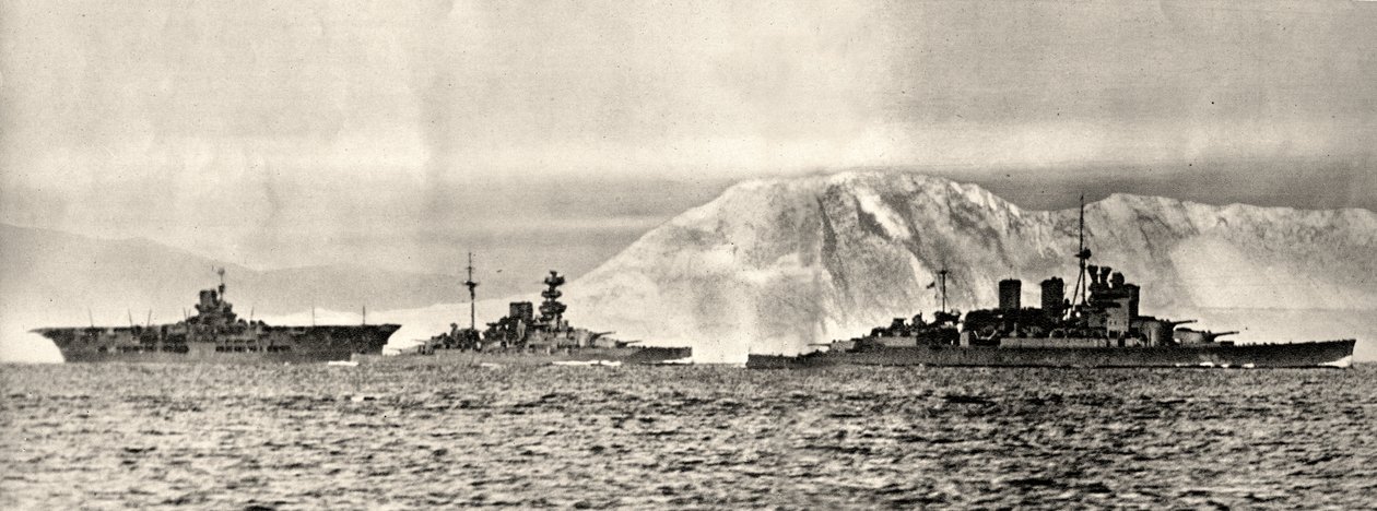 Navios HMS Ark Royal, HMS Malaya e HMS Renown saindo de sua base em Gibraltar, c.1940 (foto) de . .