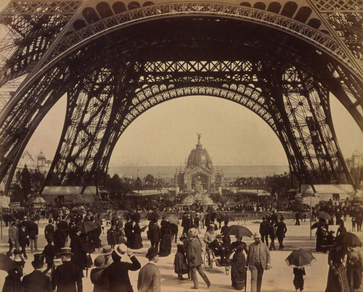 A base da Torre Eiffel, Exposição de Paris de . .