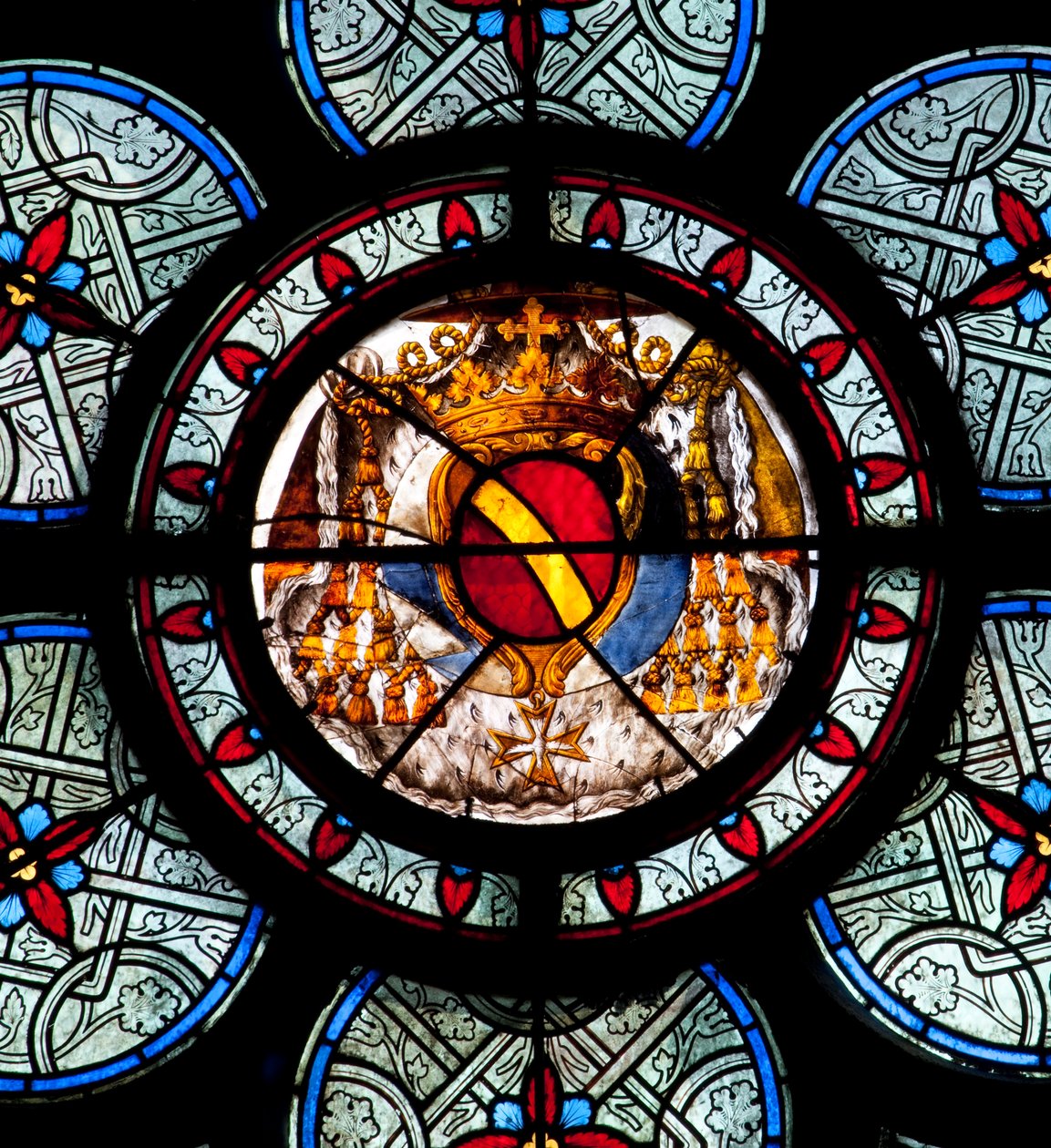 O óculo do tímpano de uma das duas janelas da capela de Noailles, com as armas do cardeal, pintado em meados do século XVIII por Jean Le Vieil. Cathedrale Notre Dame de Paris - Paris 4 - XIII, XIII, XIX, reabilitação por Vi de . .