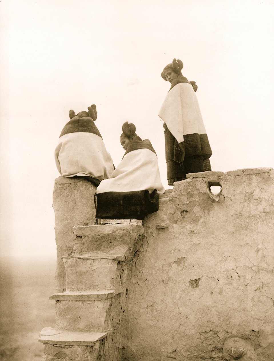 Três mulheres Hopi no topo dos degraus de barro, Novo México 1906 (foto) de Hippolyte Lalaise Devéria