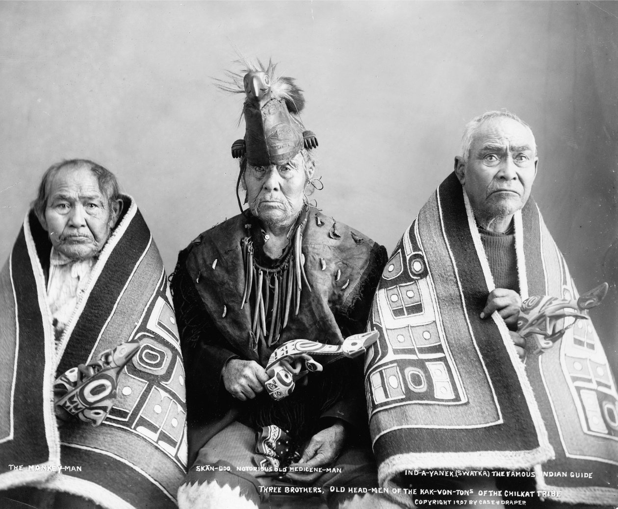 Três irmãos, velhos chefes dos Kak-Von-Tons da tribo Chilkat, c.1907 (foto p/b) de . .