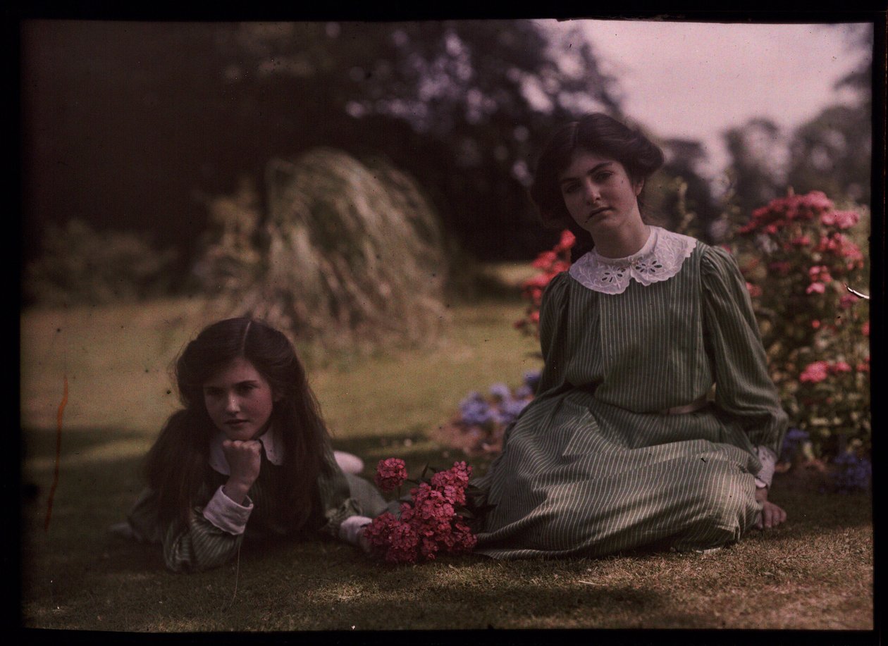 Duas meninas em um jardim de Frederick (attr. to) Barnard