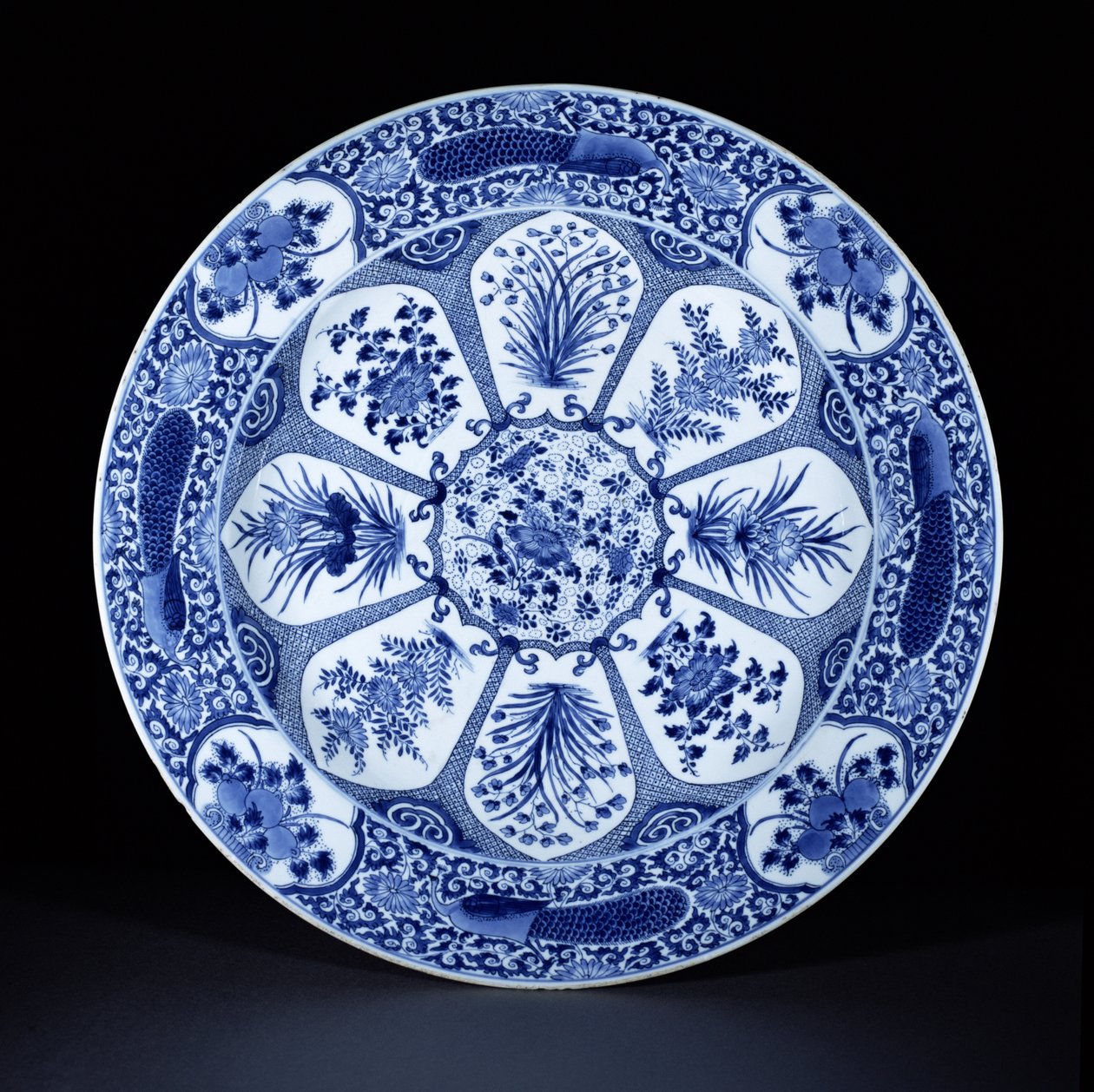 Prato azul e branco, período Kangxi, c.1700 (porcelana) de Chinese School