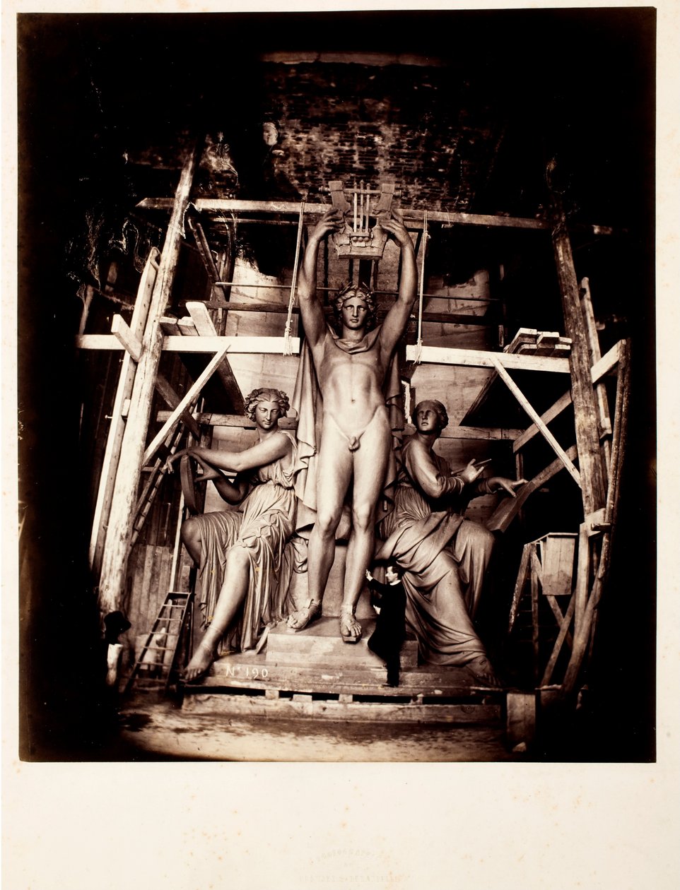 Escultora Amié Millet com Apollo Crowning Dance and Poetry, modelo de gesso em escala real para st de bronze de Delmaet and Durandelle