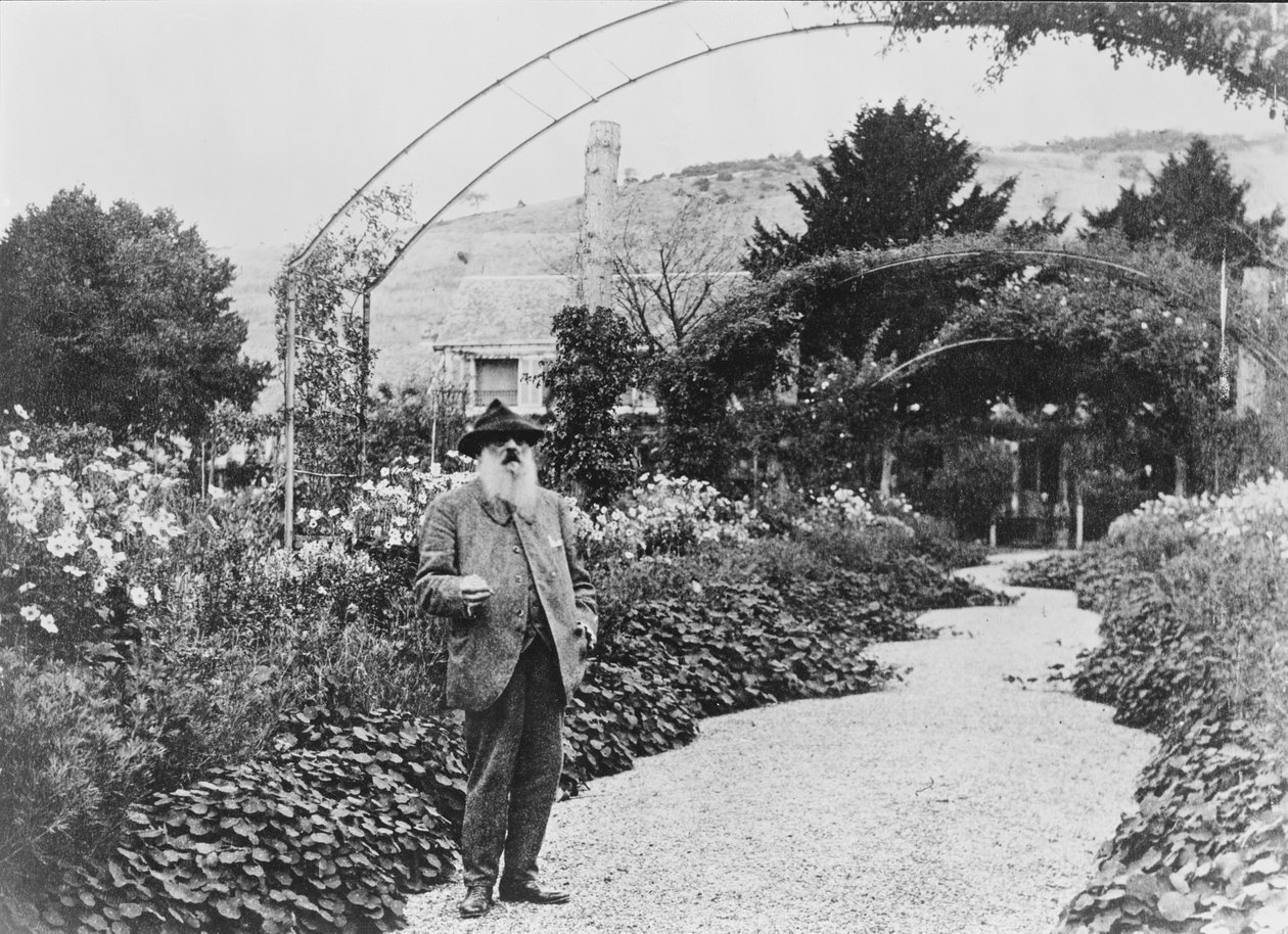 Claude Monet (1840-1926) em seu jardim em Giverny, 1925 de French Photographer