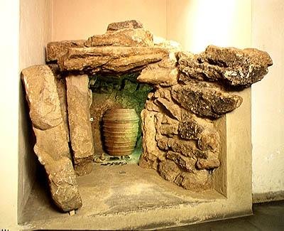 Reconstrução de uma tumba etrusca com uma urna de after Etruscan
