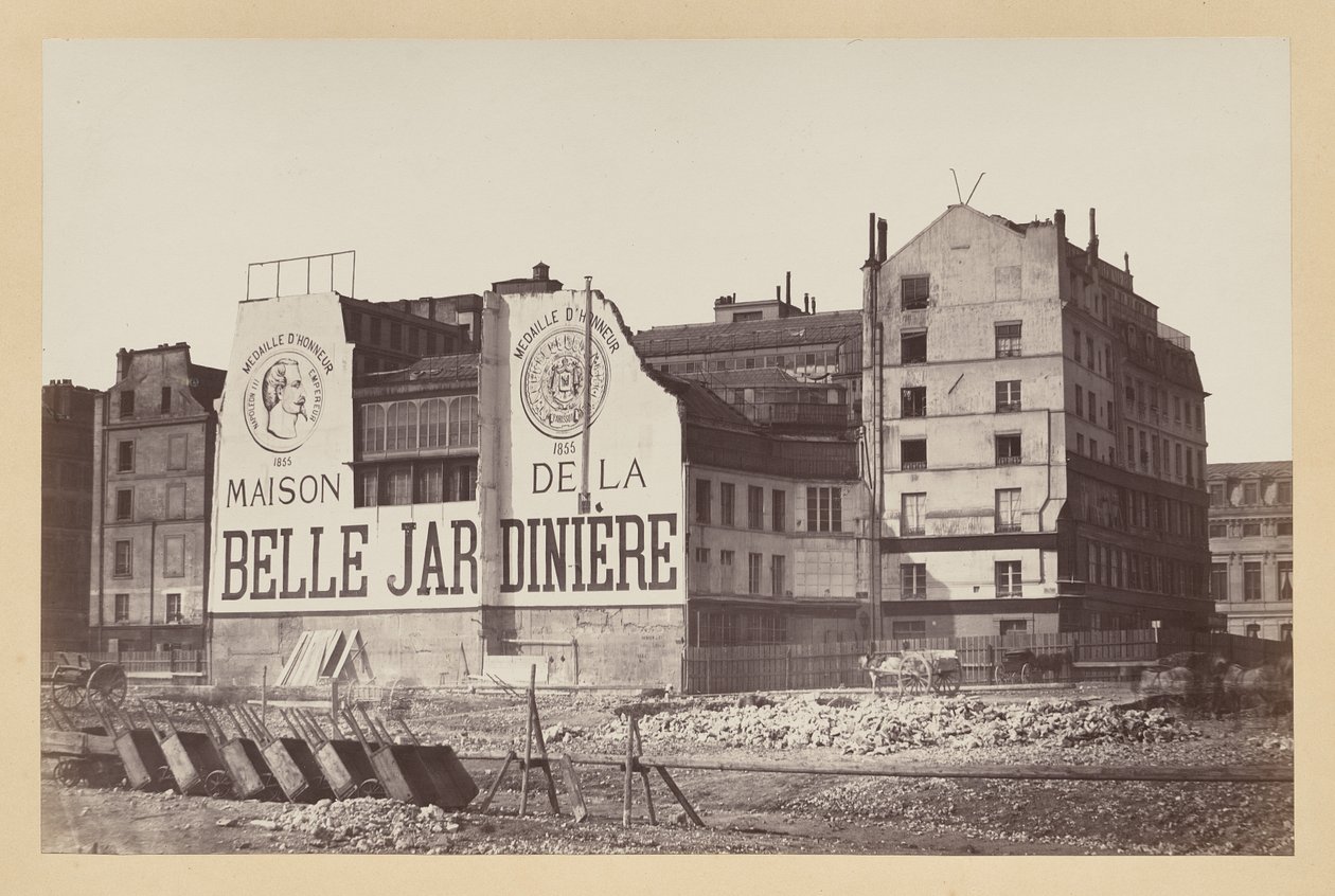 La Belle Jardinère: a loja na rue de la Cité durante a sua demolição, Paris de attributed to Charles Marville