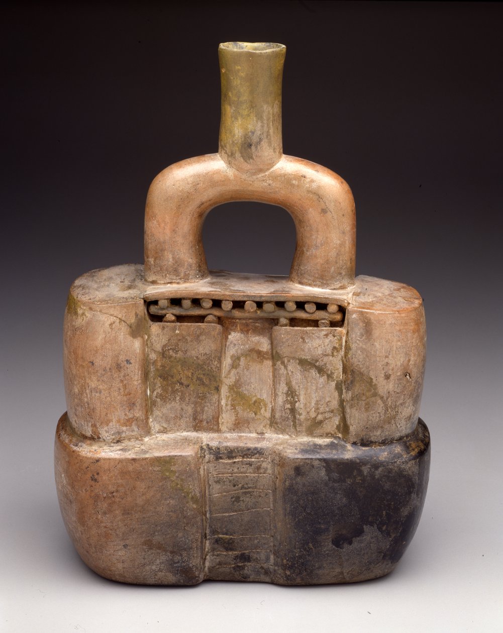 Recipiente de bico de estribo em forma de templo, Early Horizon, c.900-200 AC (cerâmica) de culture Cupisnique