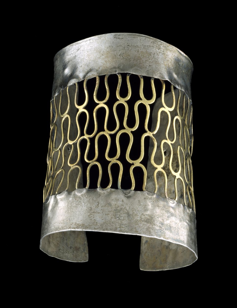 Braçadeira, 200 AC-400 DC (prata martelada e ouro filigranado) de culture Vicús