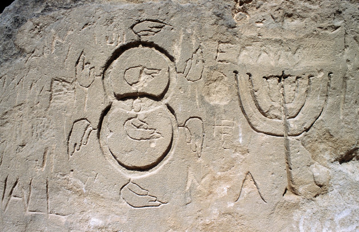 Gravuras (candelabro de sete ramos ou menorah), perto de Church in Rock (igreja rupestre de Agia Agathi), perto de Haraki (Charaki), ilha de Rhodes, Grécia (foto) de Theodore Charles Ange Coquelin
