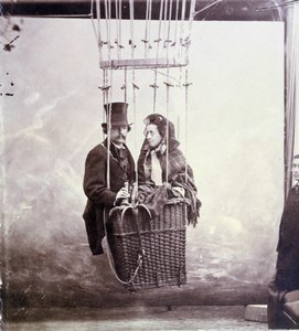 Retrato fotográfico do fotógrafo e piloto do aerostato Felix Tournachon dit Nadar (1820-1910) e sua esposa posando em uma cesta de balão de Nadar