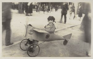 Rapaz num avião de brinquedo (foto a p/b) de (after) English photographer
